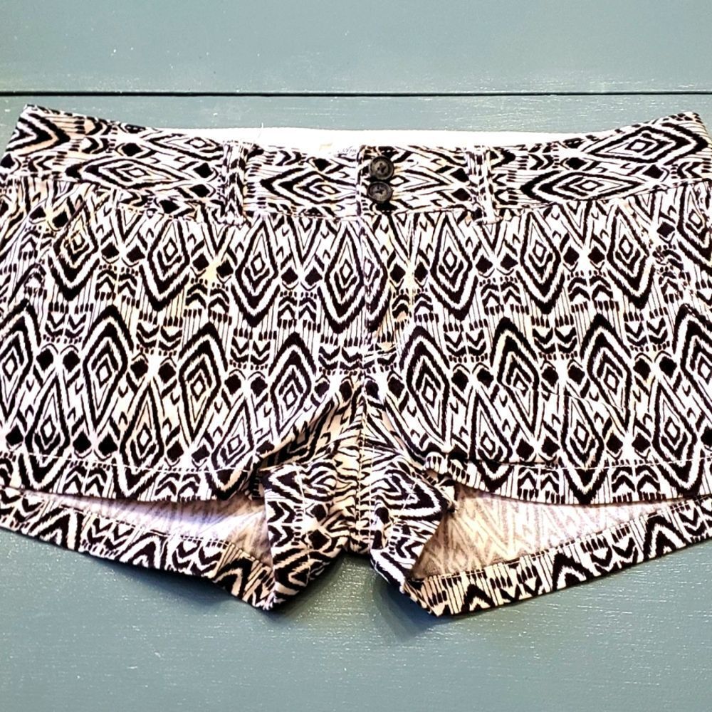 AMERICAN EAGLE OUTFITTERS, shorts. NO SIZE TAG. BLACK AND WHITE GEOMETRIC.